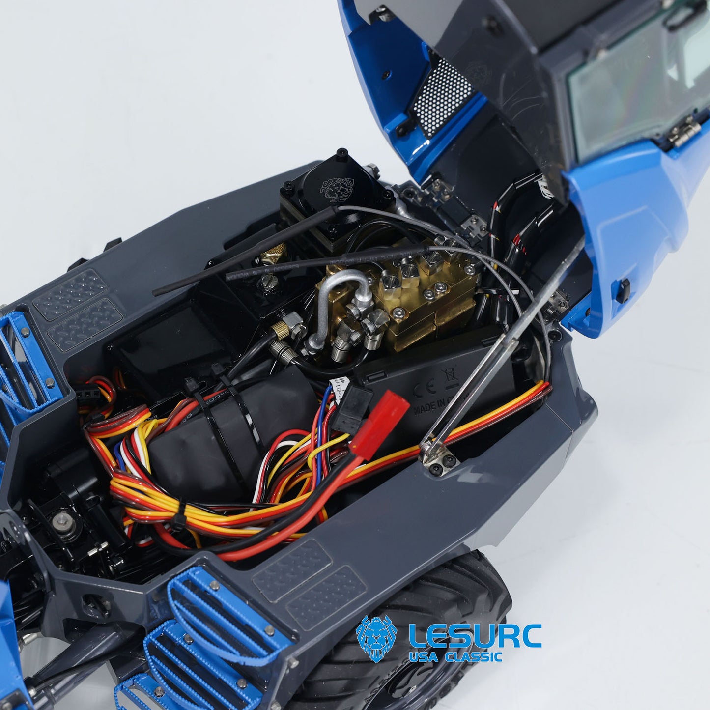LESU AOUE AT1050 1/14 Metal 4X4 RC Hydraulic Telescopic Arm Loader Sound Light System Fork Bucket for Construction Vehicle Enthusiast