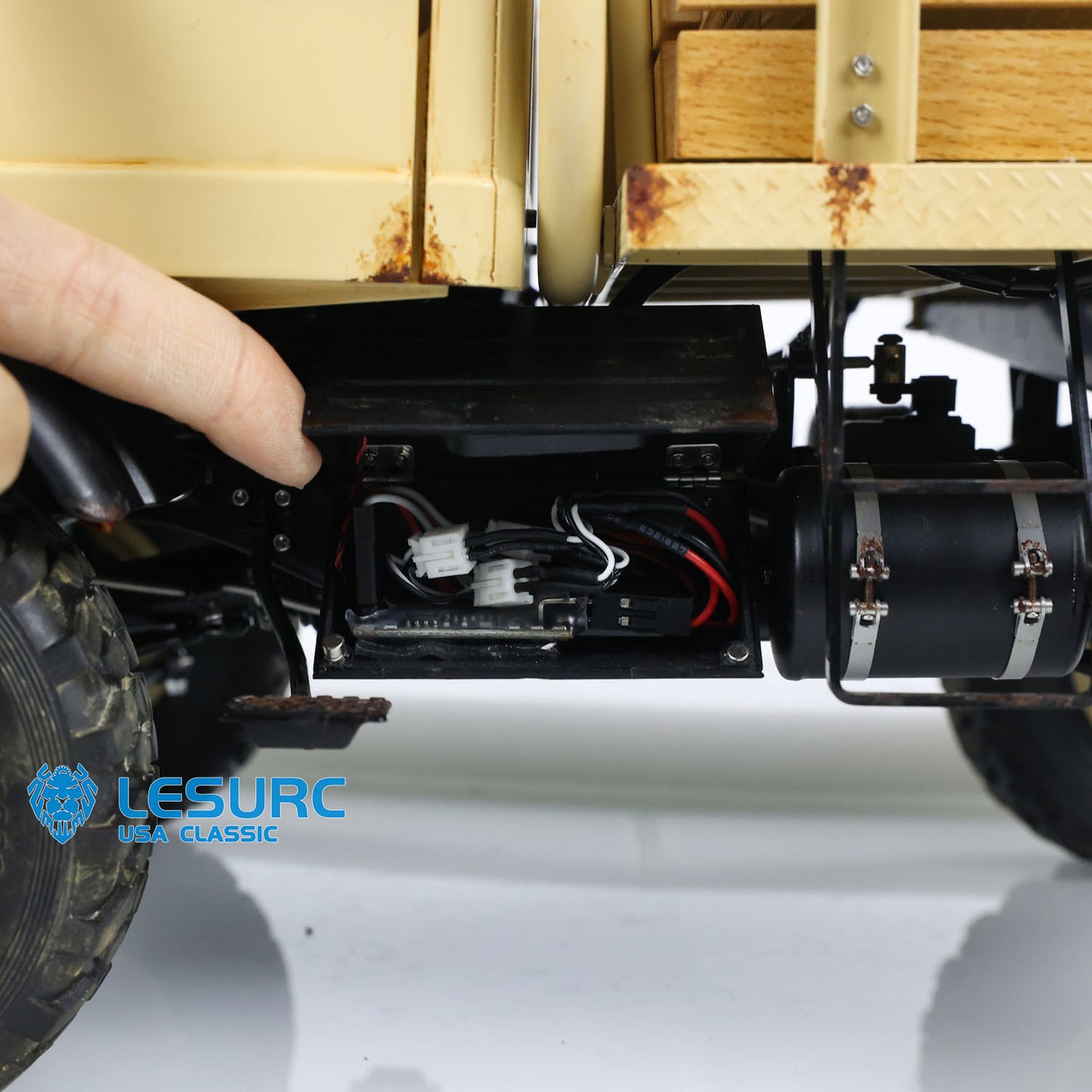 LESU UM406 1/10 Metal RC Off-Road Vehicle 2-Speed Transmission Winch Alloy Wheel Hubs Sound Light System FS I6S Radio Controller