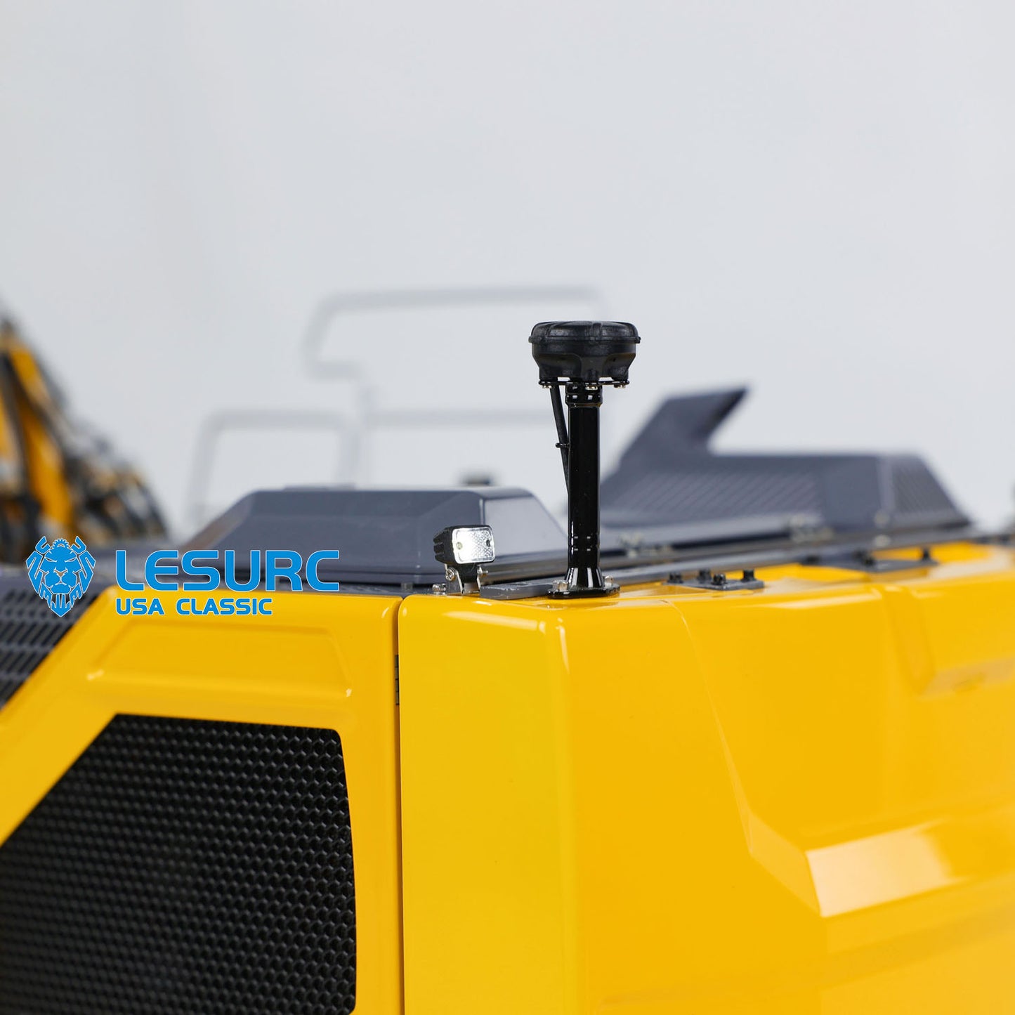 LESU Aoue-LR945 1/14 Metal RC Hydraulic Excavator B0017 3 Arms Digger Model with Light System for Construction Vehicle Model Hobbyists