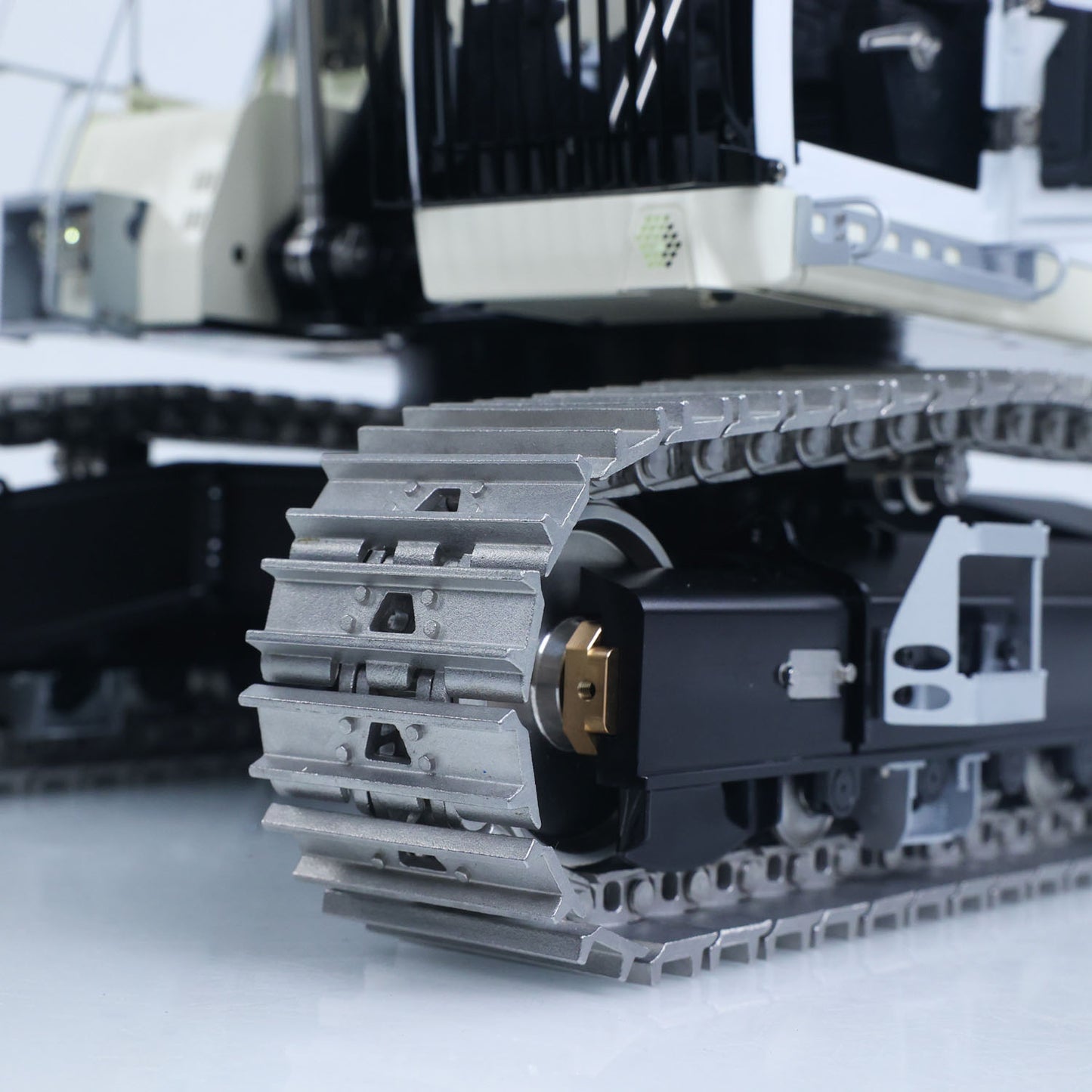 95% Metal LESU LR956 3 Arms 1/14 RC Hydraulic Excavator Remote Control Digger 7CH Valve Dual Pumps Light PL18EV LITE Battery