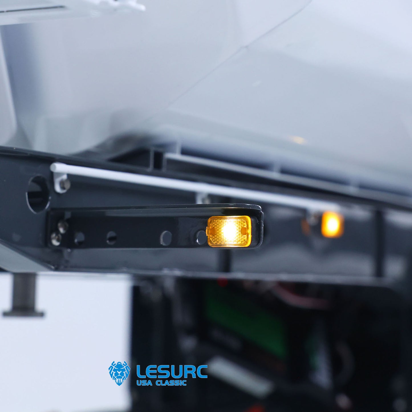 LESU A0069 1/14 Metal RC Trailer with Electric Legs Taillight Clearance Lamp for RC Tractor Truck Construction Vehicle Enthusiast