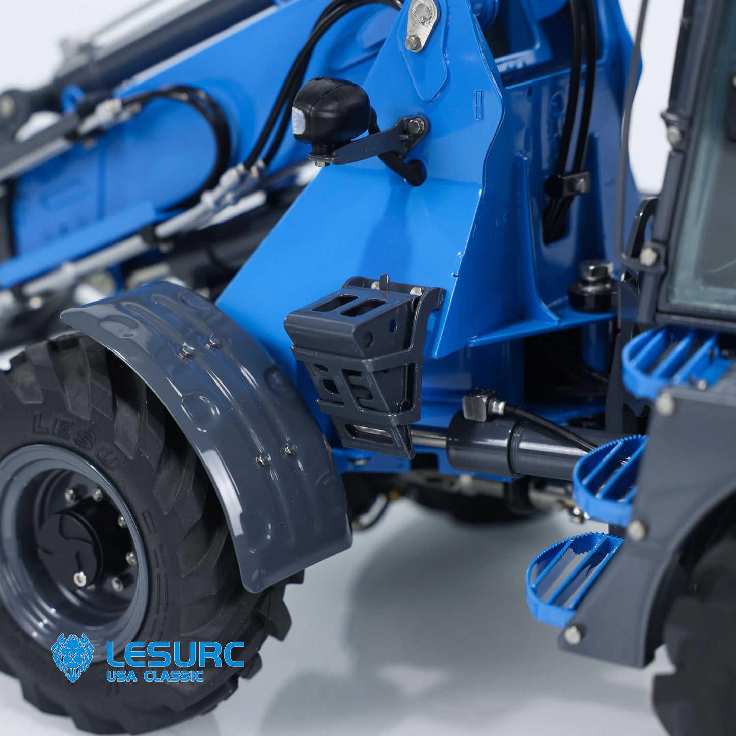 LESU AOUE AT1050 1/14 Metal 4X4 RC Hydraulic Telescopic Arm Loader Sound Light System Fork Bucket for Construction Vehicle Enthusiast