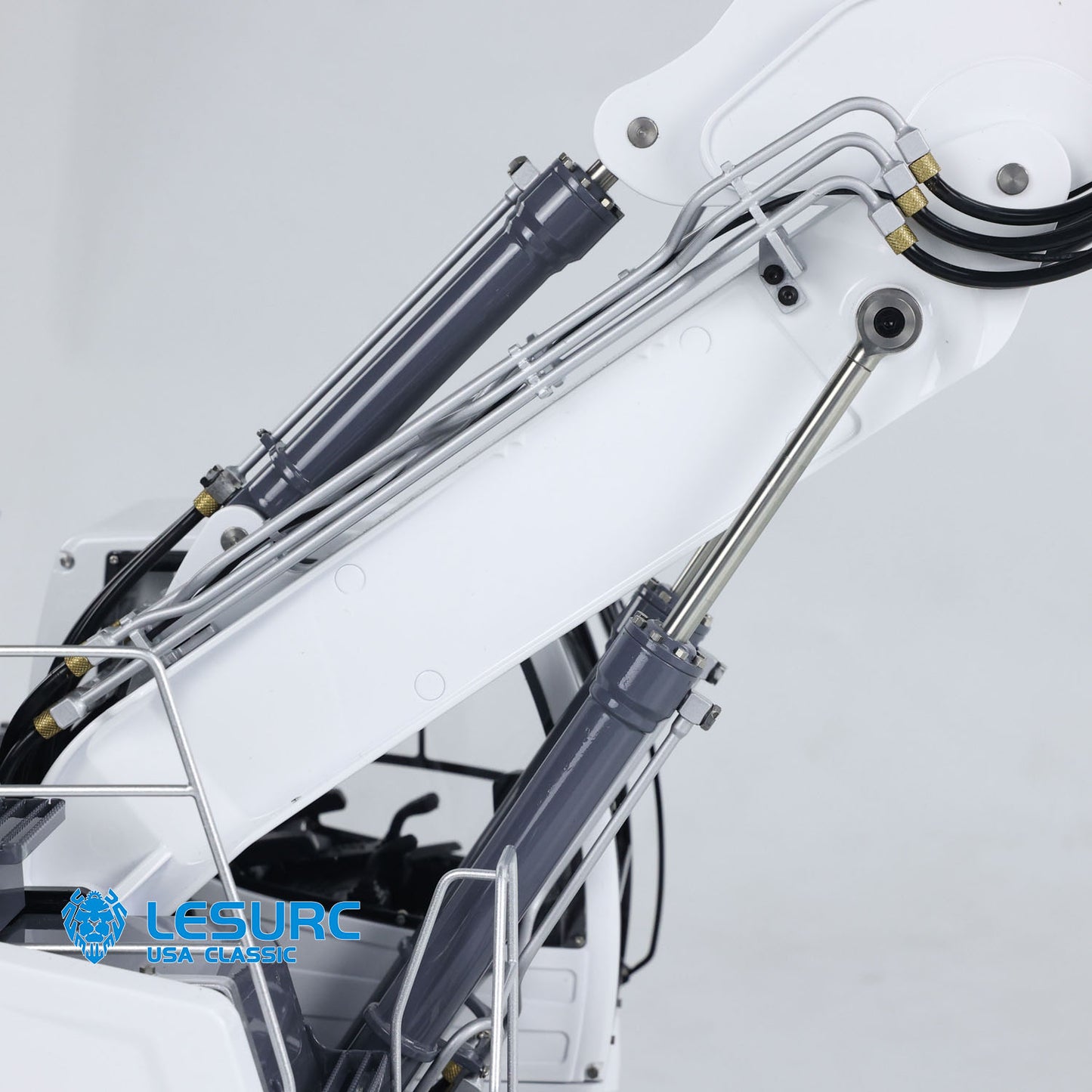 LESU Aoue-LR945 1/14 Metal RC Hydraulic Excavator B0017 3 Arms Digger Model with Light System for Construction Vehicle Model Hobbyists