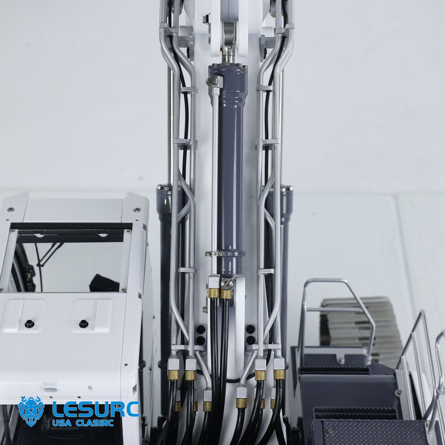 LESU Aoue-LR945 1/14 Metal RC Hydraulic Excavator B0017 RTR Digger with FlySky PL18EV Lite 7CH Valve Light System for Engineering Vehicle Enthusiast