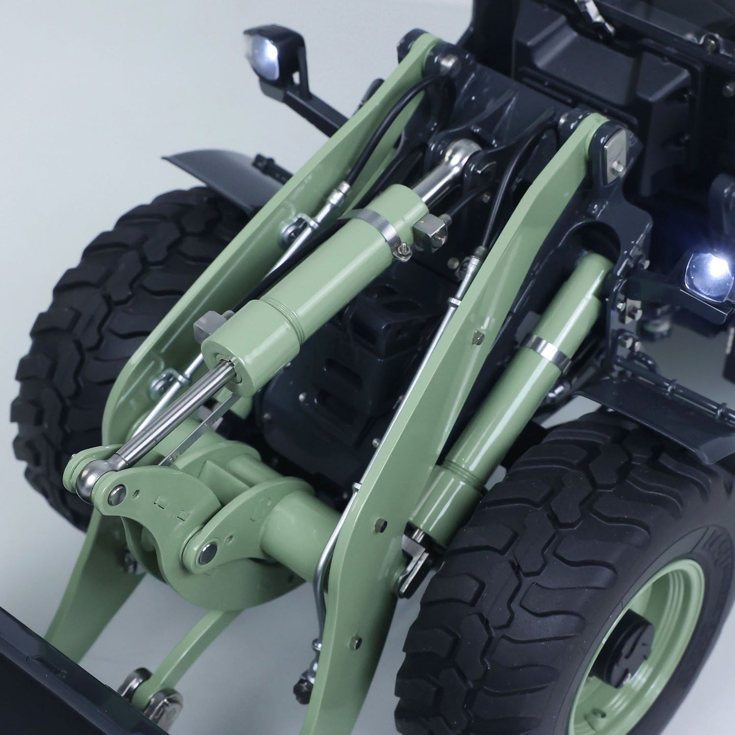 LESU Aoue WA100M-8 1/14 4X4 RC Metal Hydraulic Loader with ST8 Radio Controller for Engineering Vehicle Enthusiast